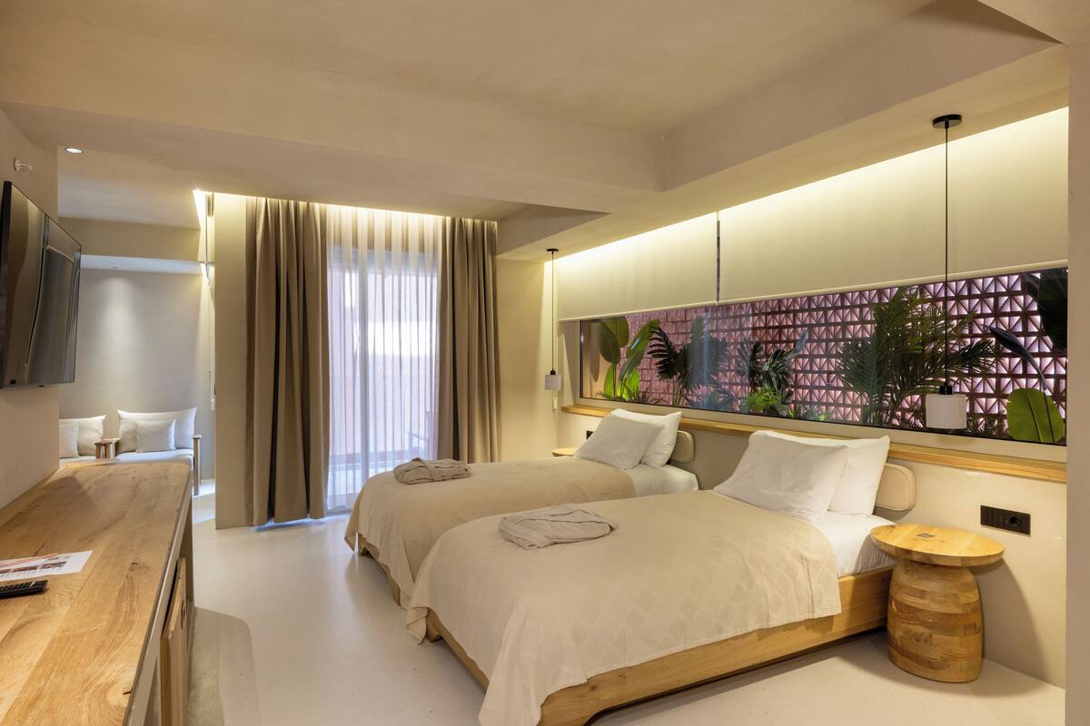 Deluxe kamer, 1 twee- of 2 eenpersoonsbedden, balkon | Luxe beddengoed, een minibar, een kluis op de kamer