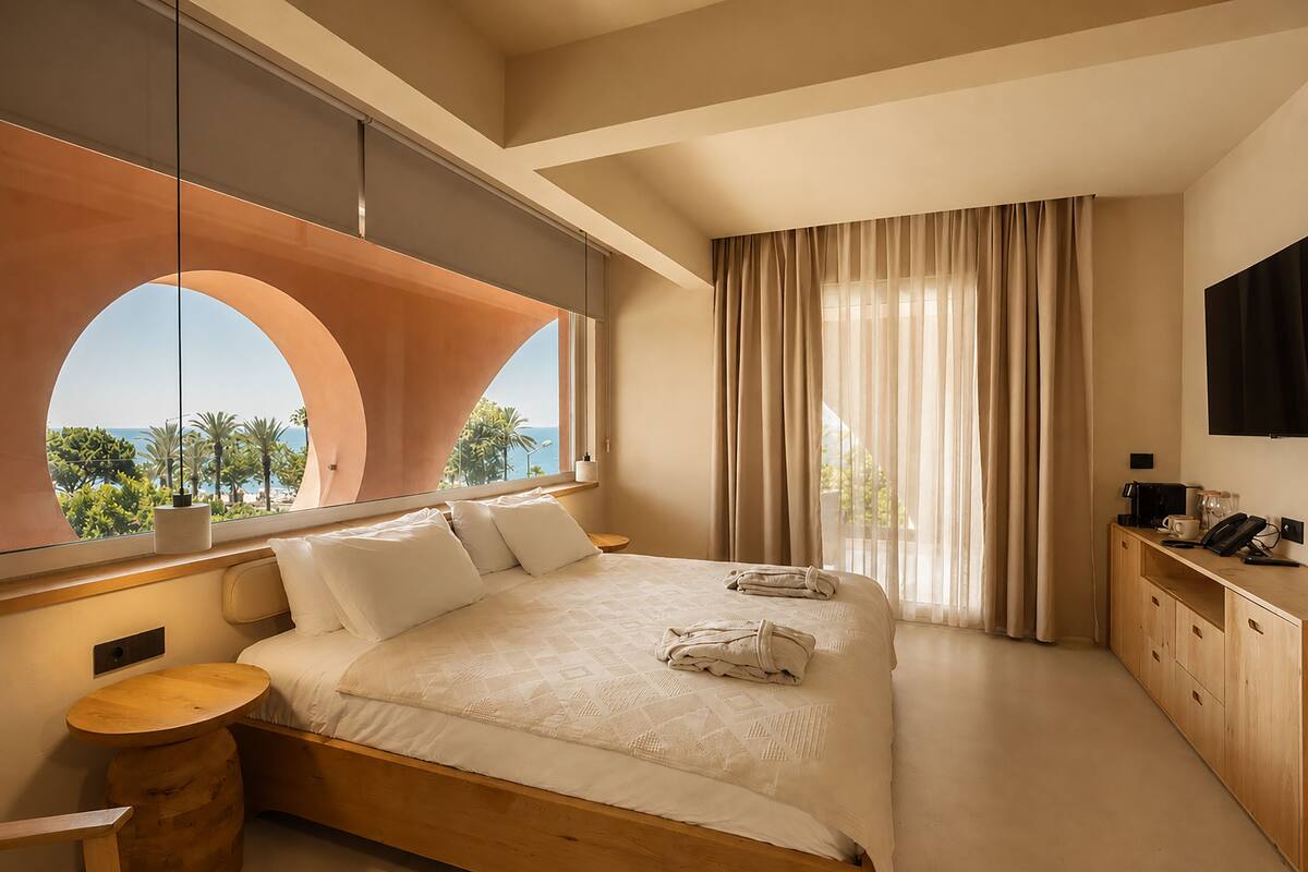 Deluxe kamer, uitzicht op zee | Luxe beddengoed, een minibar, een kluis op de kamer
