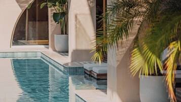 Hồ bơi ngoài trời phục vụ theo mùa, dù/ô trên bãi biển/hồ bơi