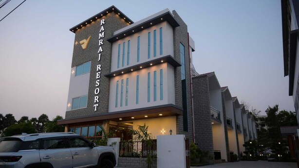 Un edificio moderno con un letrero que dice "RAMRAJ RESORT".