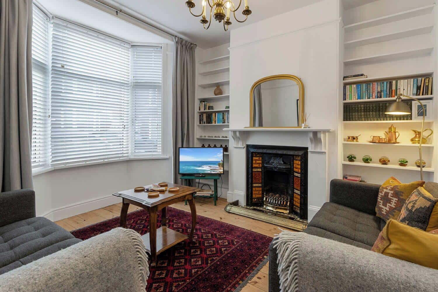 Una televisión, una oficina