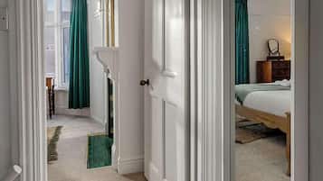 2 bedrooms, desk, iron/ironing board, WiFi