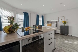 Fridge, microwave, oven, stovetop - Centre Point Studio - Short Stays UK (Exeter)