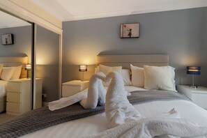 3 habitaciones, escritorio, tabla de planchar con plancha y wifi