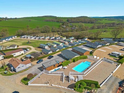 Springfield Deer View - Private Hot Tub & Communal Swimming Pool with Fishing nearby