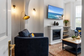 تلفزيون، كُتُب، مكتب