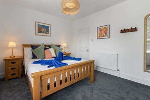 4 bedrooms, iron/ironing board, WiFi, bed sheets