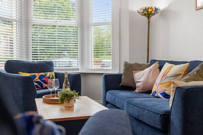 تلفزيون، كُتُب، مكتب