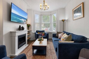 Televisio, kirjoja, työhuone