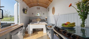 Orchard Hut - Camping Available with onsite Beauty Spa