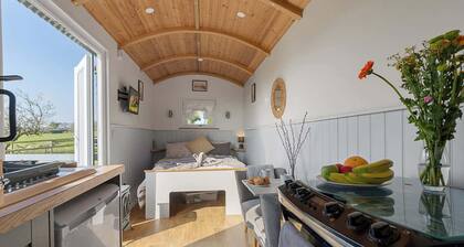 Orchard Hut - Camping Available with onsite Beauty Spa