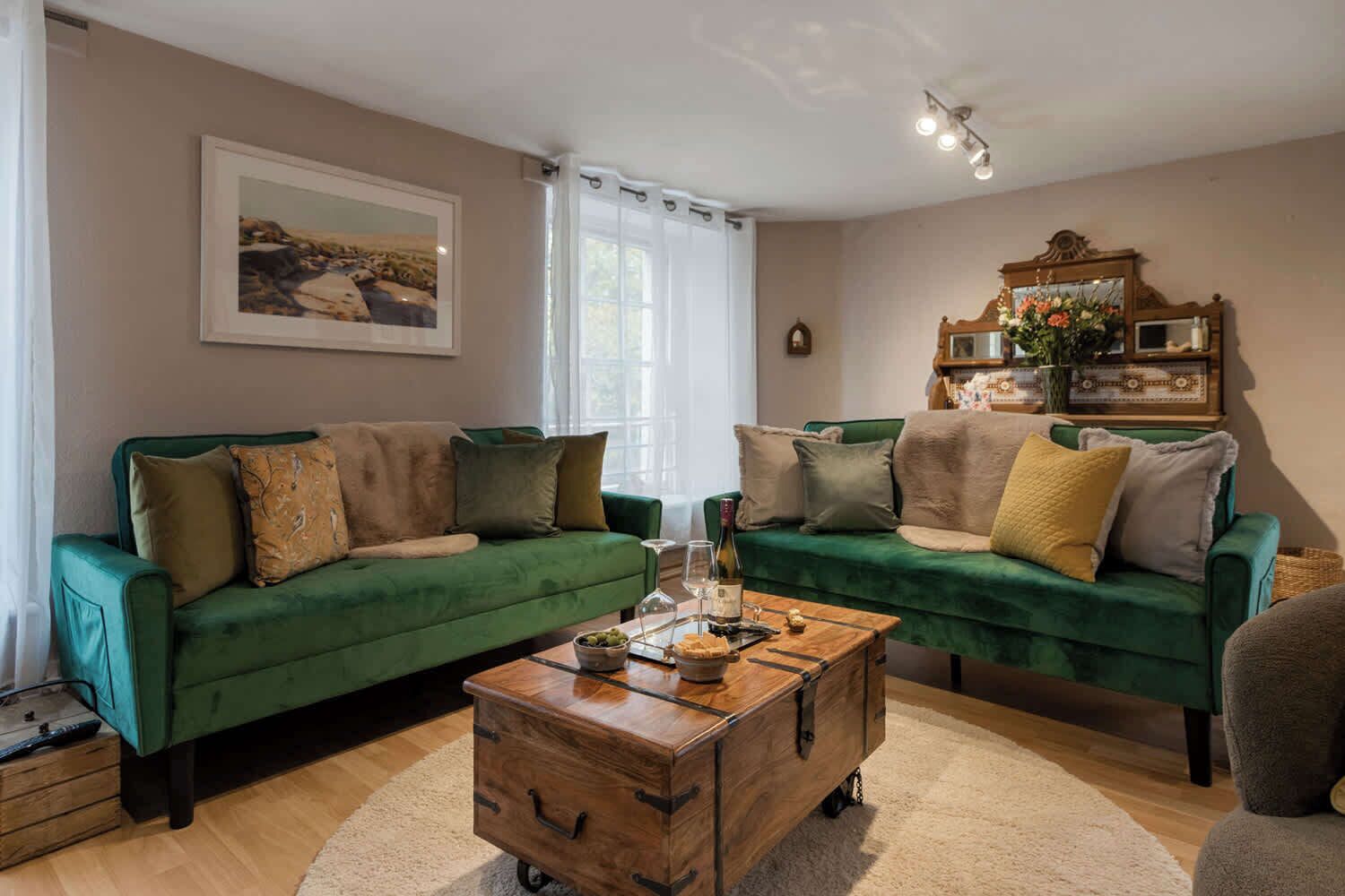 Télévision, cheminée, espaces bureaux