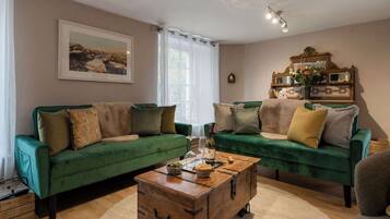 Télévision, cheminée, espaces bureaux