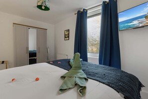 3 chambres, fer et planche à repasser, Wi-Fi, draps fournis