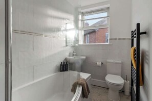 Shower, hair dryer, towels - River Exe Hideaway - Short Stays UK Ltd (Exeter)
