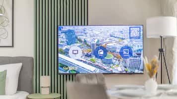 Espacio para trabajar con laptop y cortinas blackout