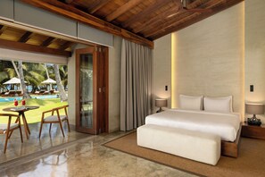 Suite, Sea View | Peti besi dalam bilik, meja, ruang kerja komputer riba