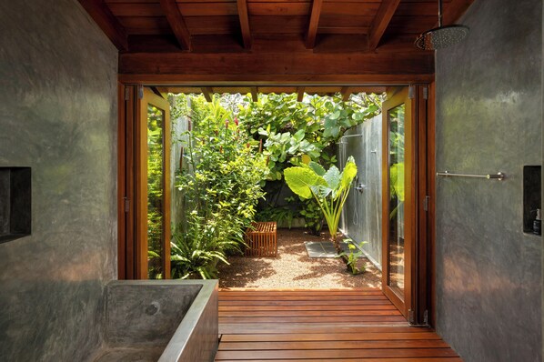 Deluxe suite twin ( Tharindu) 01 | Bathroom