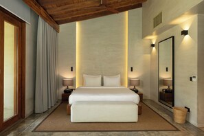 Suite, Sea View | Peti besi dalam bilik, meja, ruang kerja komputer riba