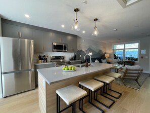 Refrigerador, microondas, horno, placa de cocina