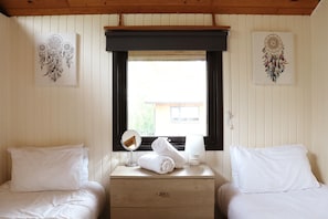 Een bureau, gratis wifi, beddengoed