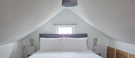 2 bedrooms, travel cot, free WiFi, bed sheets