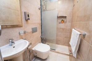 Shower, hair dryer, towels, soap - Temple & Nile View (Luxor)
