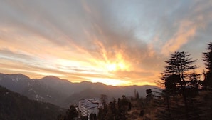 Vuoristoinen maisema auringonlaskun aikaan.