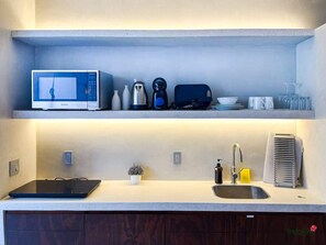 Frigorífico, microondas, placa de cocina y utensilios de cocina