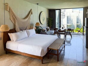 1 soveværelse, pengeskab på værelset, strygejern/strygebræt