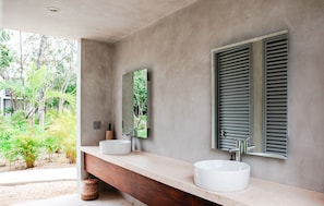 Regadera, secadora de cabello, toallas, jabón 