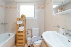 Haartrockner, Handtücher, Shampoo, Toilettenpapier