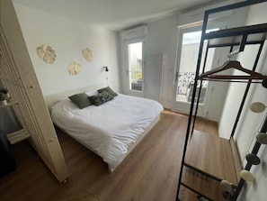 1 habitación, tabla de planchar con plancha, wifi y ropa de cama 