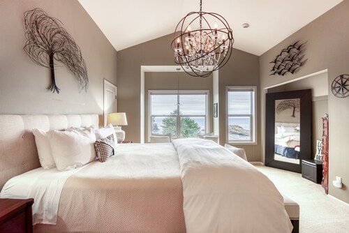 Stunning Oceanview Townhouse | Walk to Seawall, Shops & Depoe Bay Dining
