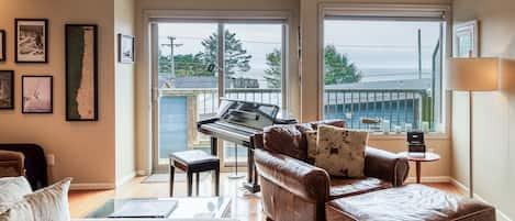 TV connectée, cheminée, livres