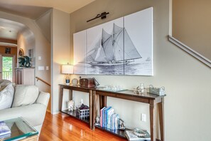Interior - Stunning Oceanview Townhouse | Walk to Seawall, Shops & Depoe Bay Dining (Depoe Bay)