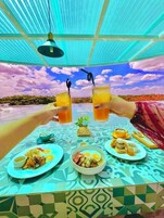 Una piscina al aire libre, cabañas de piscina gratuitas