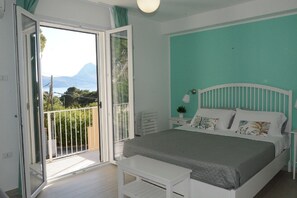 Íróasztal, hangszigetelés és ingyenes wifi