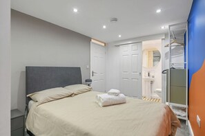 Appartement, 1 slaapkamer | Een strijkplank/strijkijzer, gratis wifi