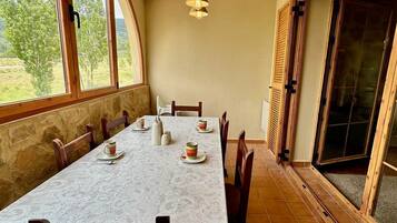 Bungalow, 3 chambres, cheminée, vue montagne | Salle à manger