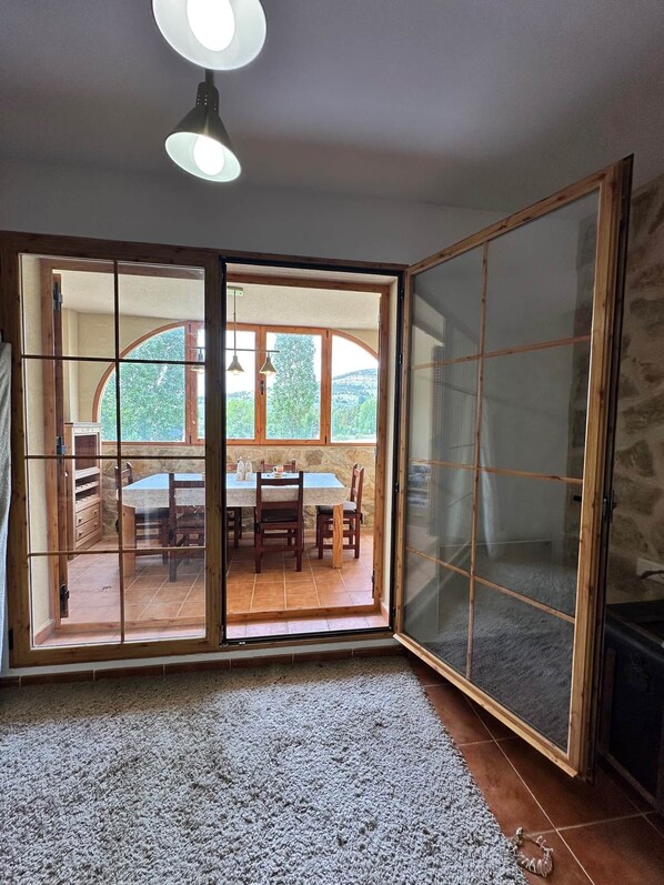 Bungalow, 3 Bedrooms, Fireplace, Mountain View | Interior