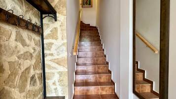 Bungalow, 3 Bedrooms, Fireplace, Mountain View | Interior