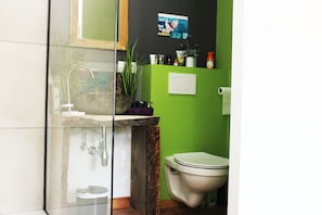 Douche, sèche-cheveux, serviettes fournies, savon