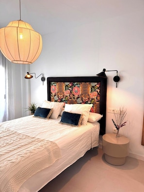 2 habitaciones, tabla de planchar con plancha y ropa de cama