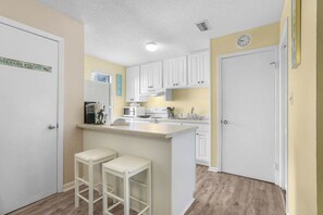 Fridge, microwave, oven, stovetop - Sea Horse 611- 2 min walk 2 beach (Gulf Shores)