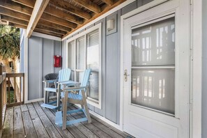 Terrace/patio - Sea Horse 611- 2 min walk 2 beach, just remolded (Gulf Shores)