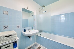 Shower, hair dryer - House for 6 with garden, terrace and games (Saint-Frégant)