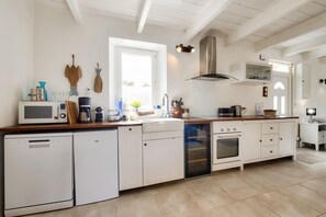 Kylskåp, mikrovågsugn, ugn och diskmaskin