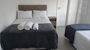 Een strijkplank/strijkijzer, wifi, beddengoed