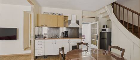Fridge, microwave, oven, coffee/tea maker